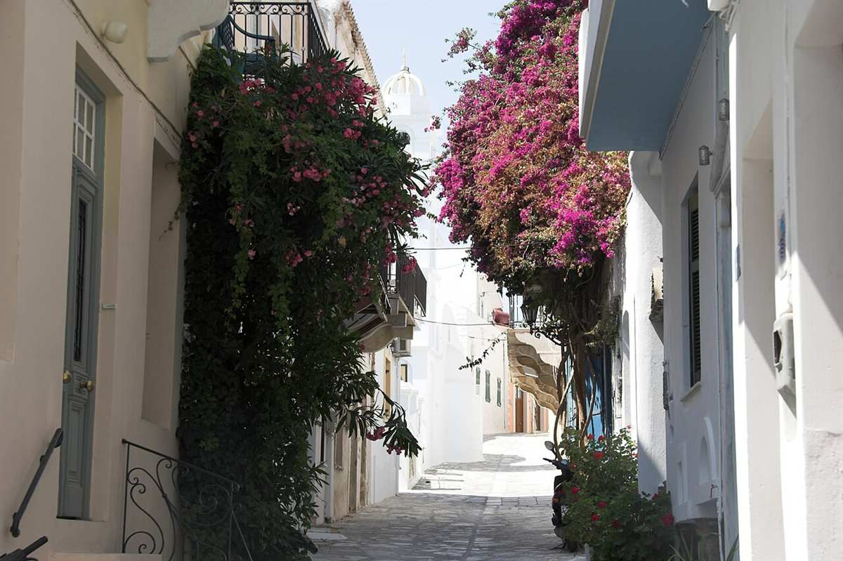 tinos escorts - σοκάκι στη Χώρα της Τήνου