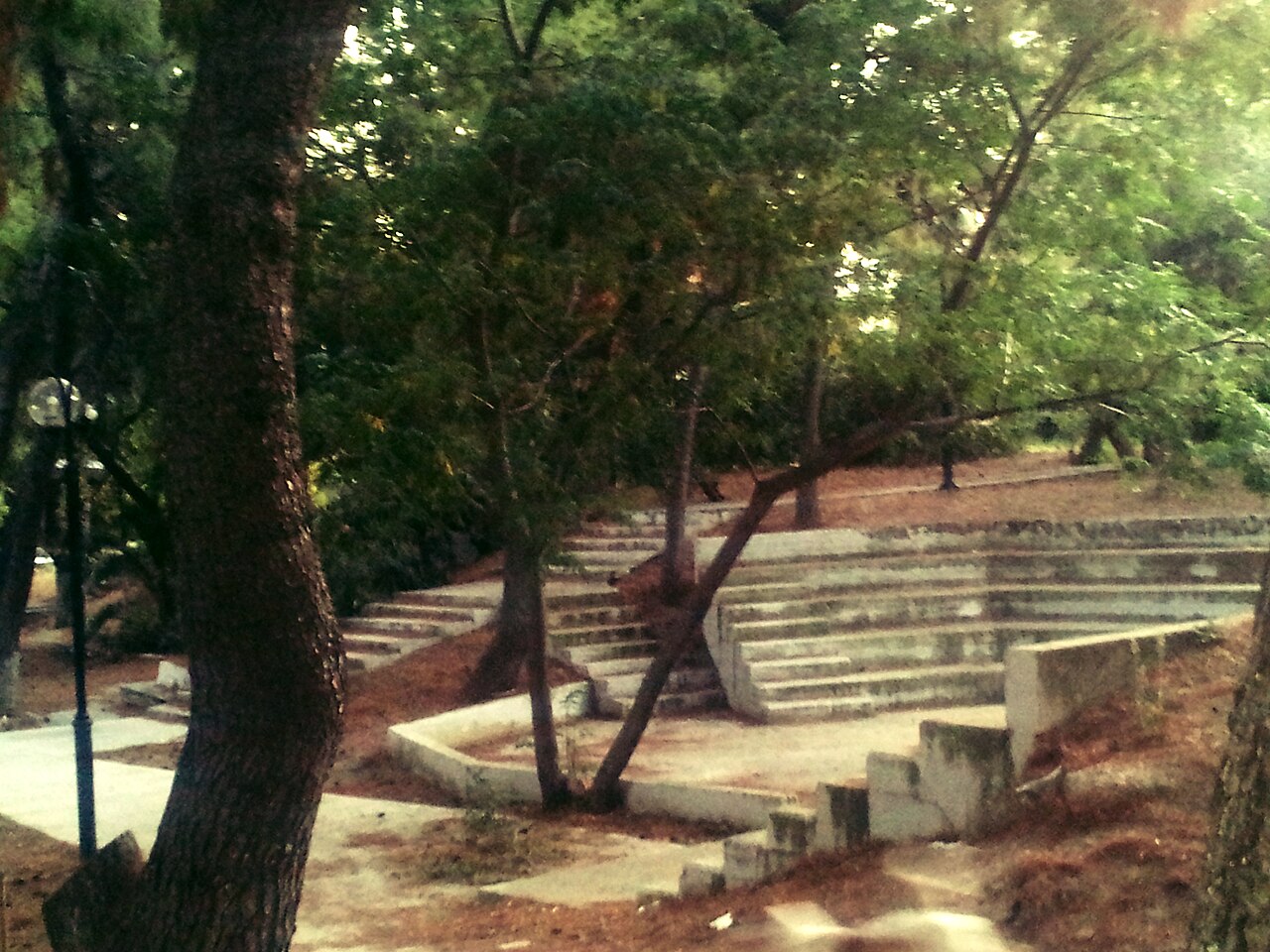 Το Πάρκο Καλαβρύτων στην Ηλιούπολη, ήσυχη οικιστική γειτονιά στους πρόποδες του Υμηττού όπου γίνονται διακριτικά ραντεβού με συνοδούς